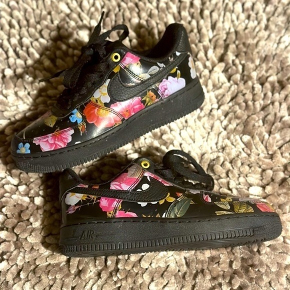 ‼️Sold ‼️ Nike Black Floral Air Force 1 Women’s size 6.5 US - Picture 2 of 7